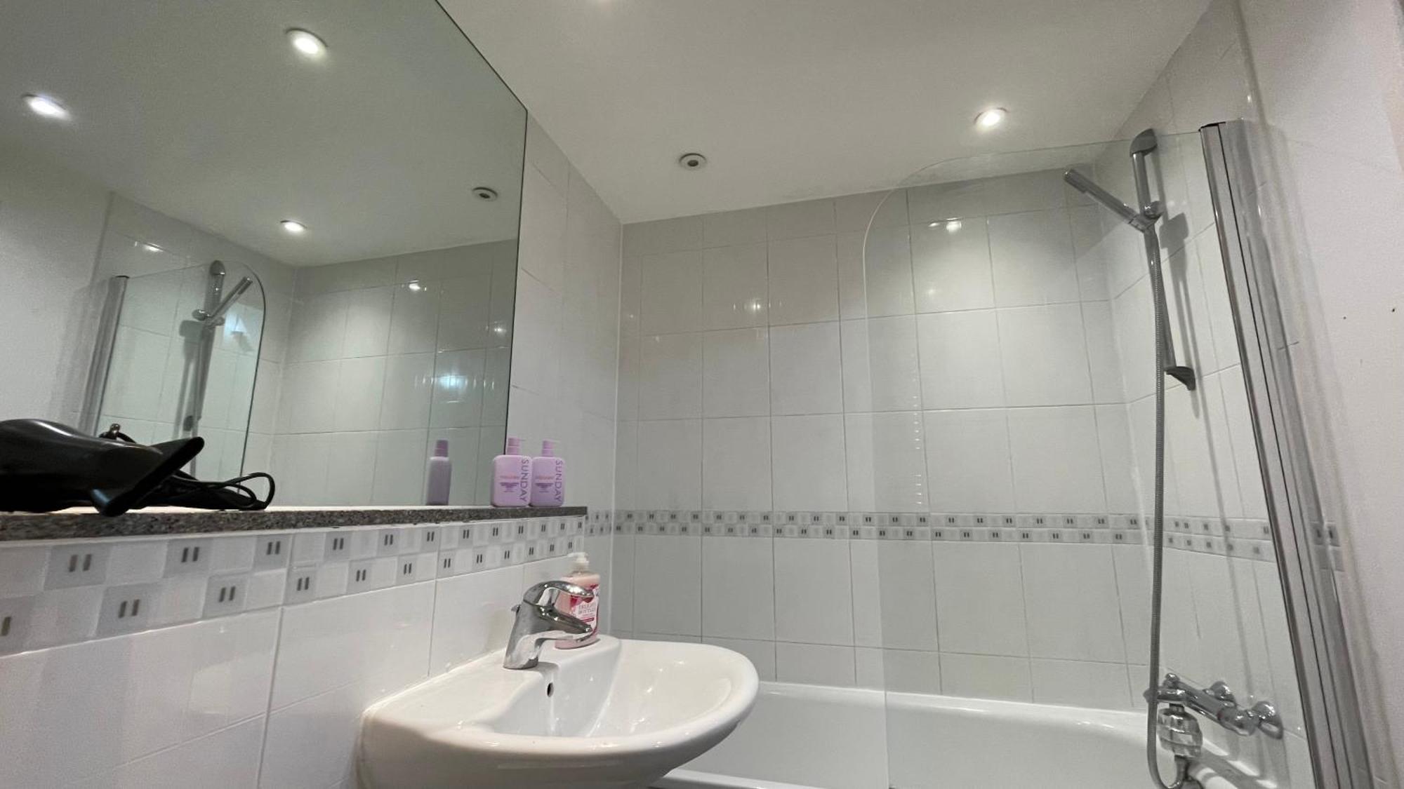 Stratford 2 Bedroom With 2 Bathrooms & Great Links * Londra